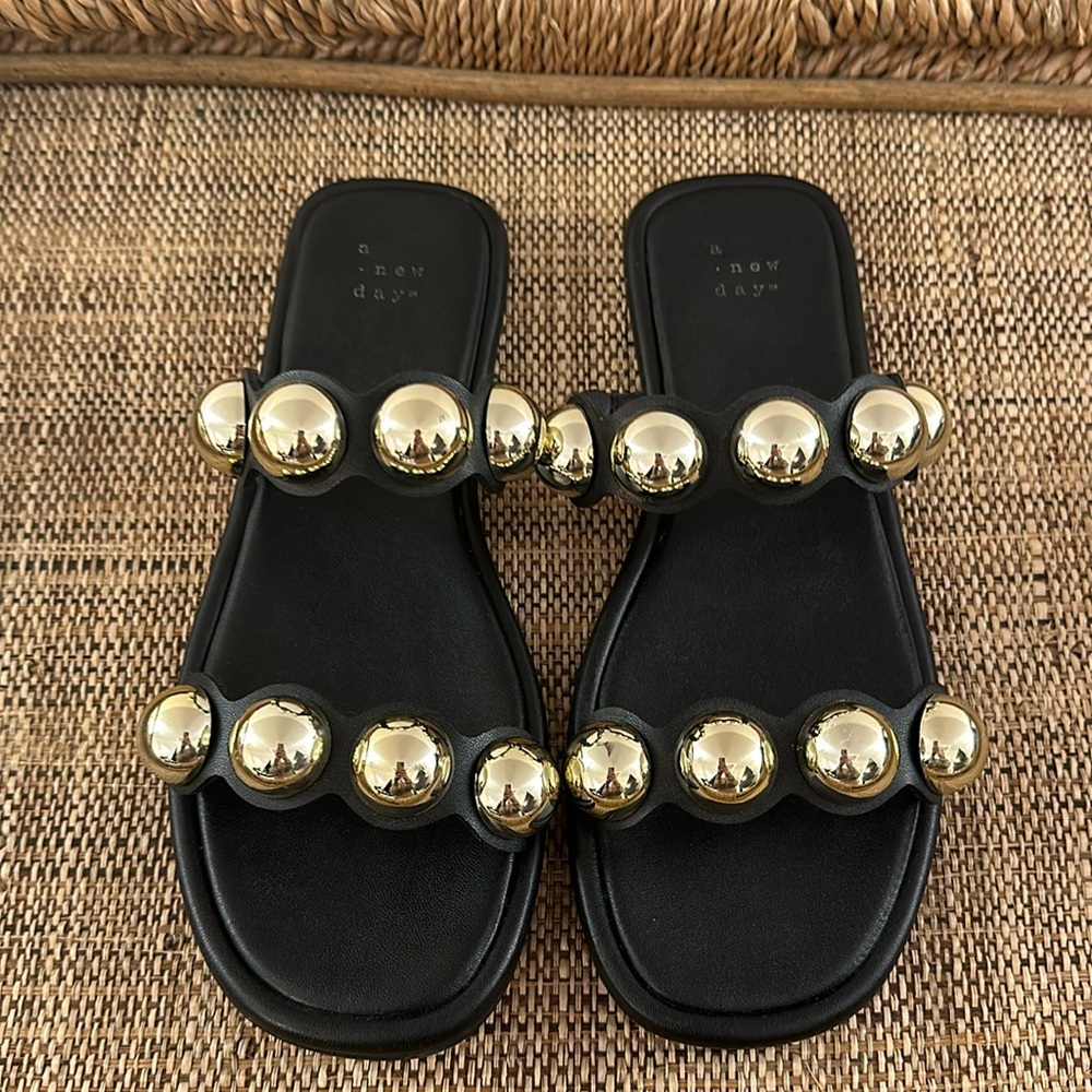 Women’s A New Day black and gold sandal, size 7.5